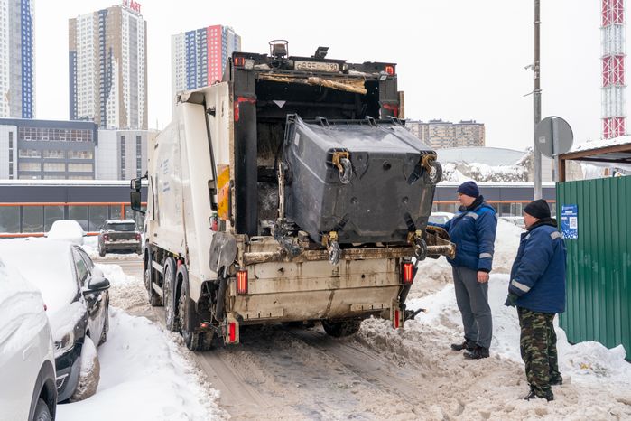 Работа мусоровозов зимой в Красногорске