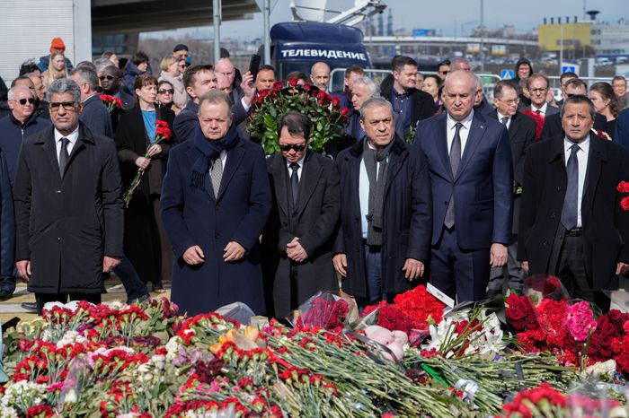 Главы и сотрудники дипмиссий возложили цветы к мемориалу у «Крокус Сити Холла»