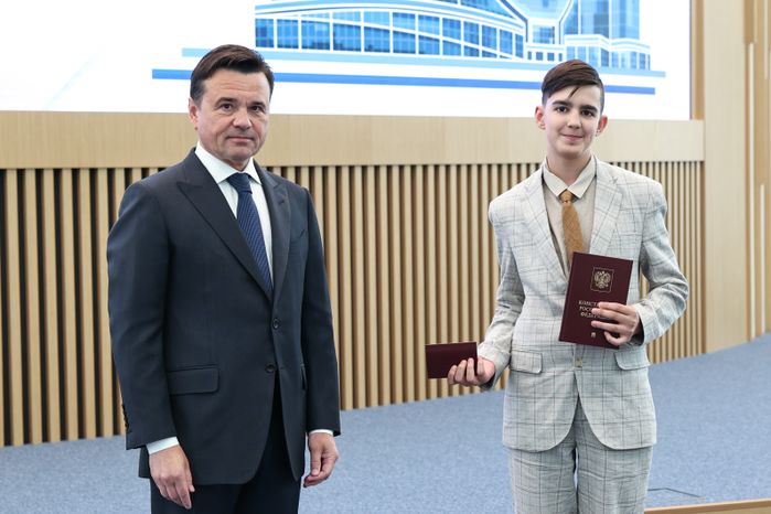 Андрей Воробьев вручил паспорта юным жителям Подмосковья