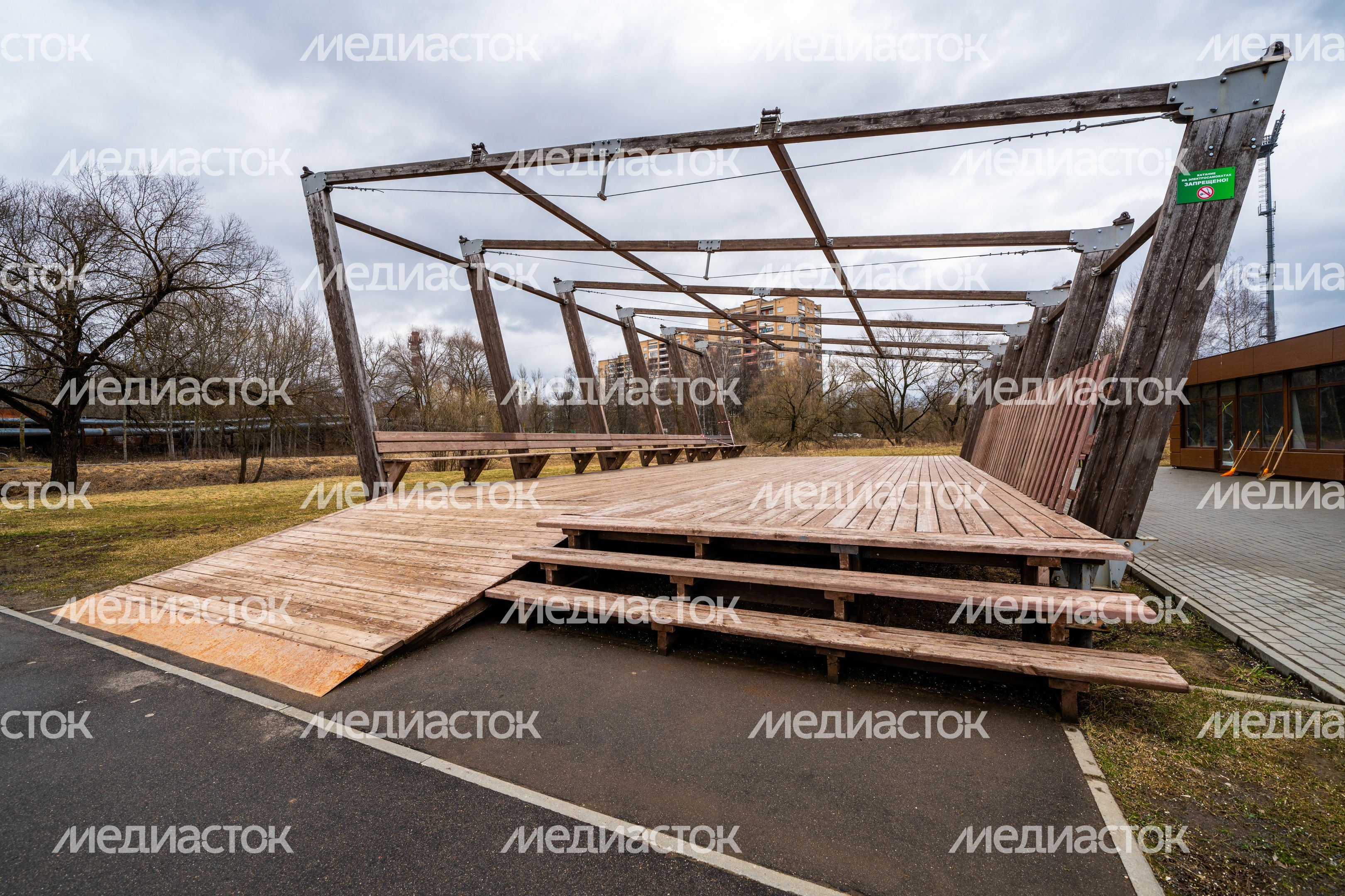 Весна в парке у набережной реки Песочной в Истре