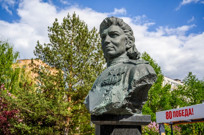 Памятник летчице Нине Распоповой в парке Ветеранов в Мытищах
