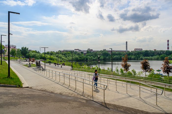 Набережная Борисоглебского озера в Раменском городском парке культуры и отдыха летом