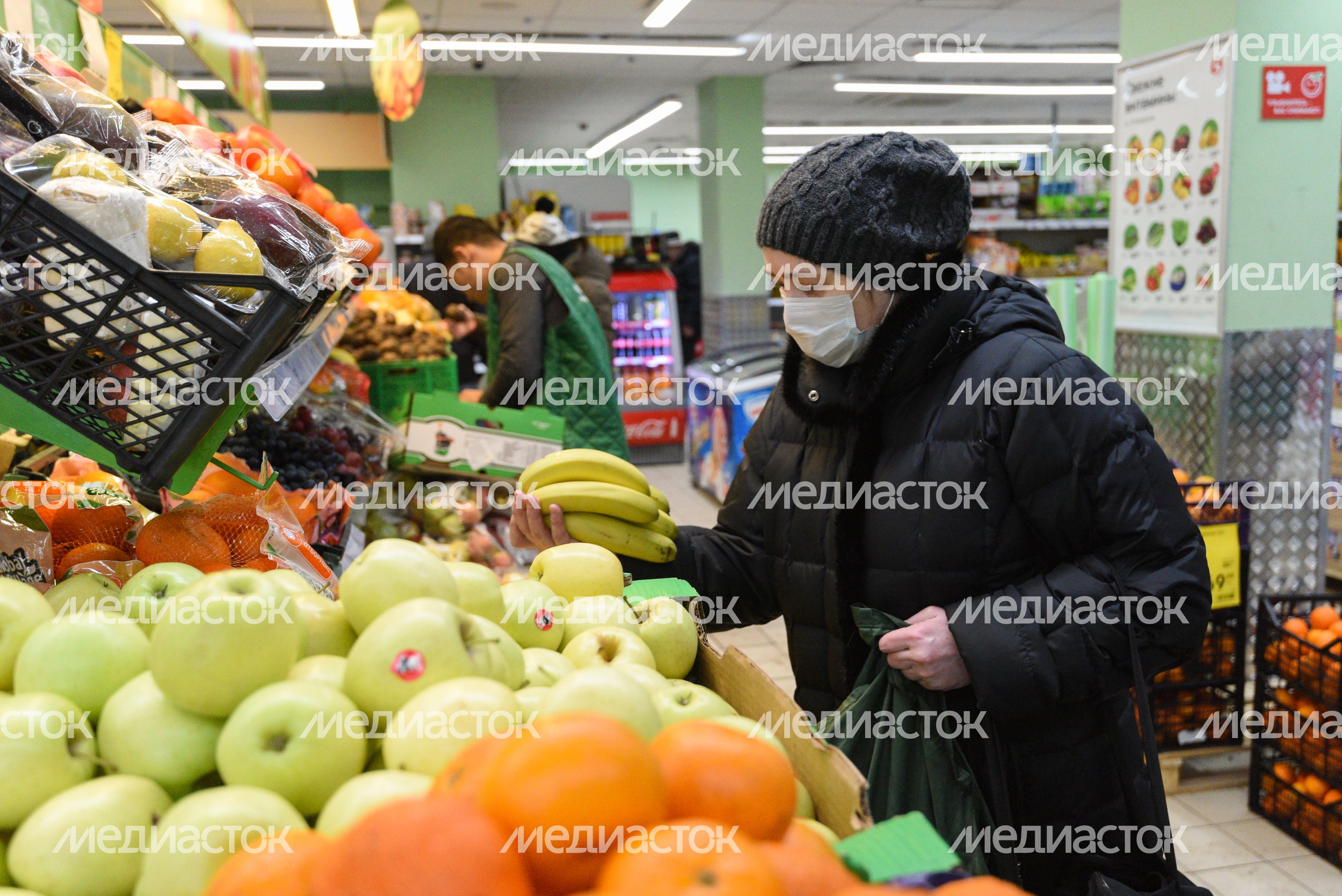 Люди в масках в период эпидемии коронавируса
