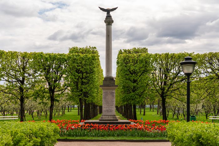 Колонна в честь императора в усадьбе Архангельское