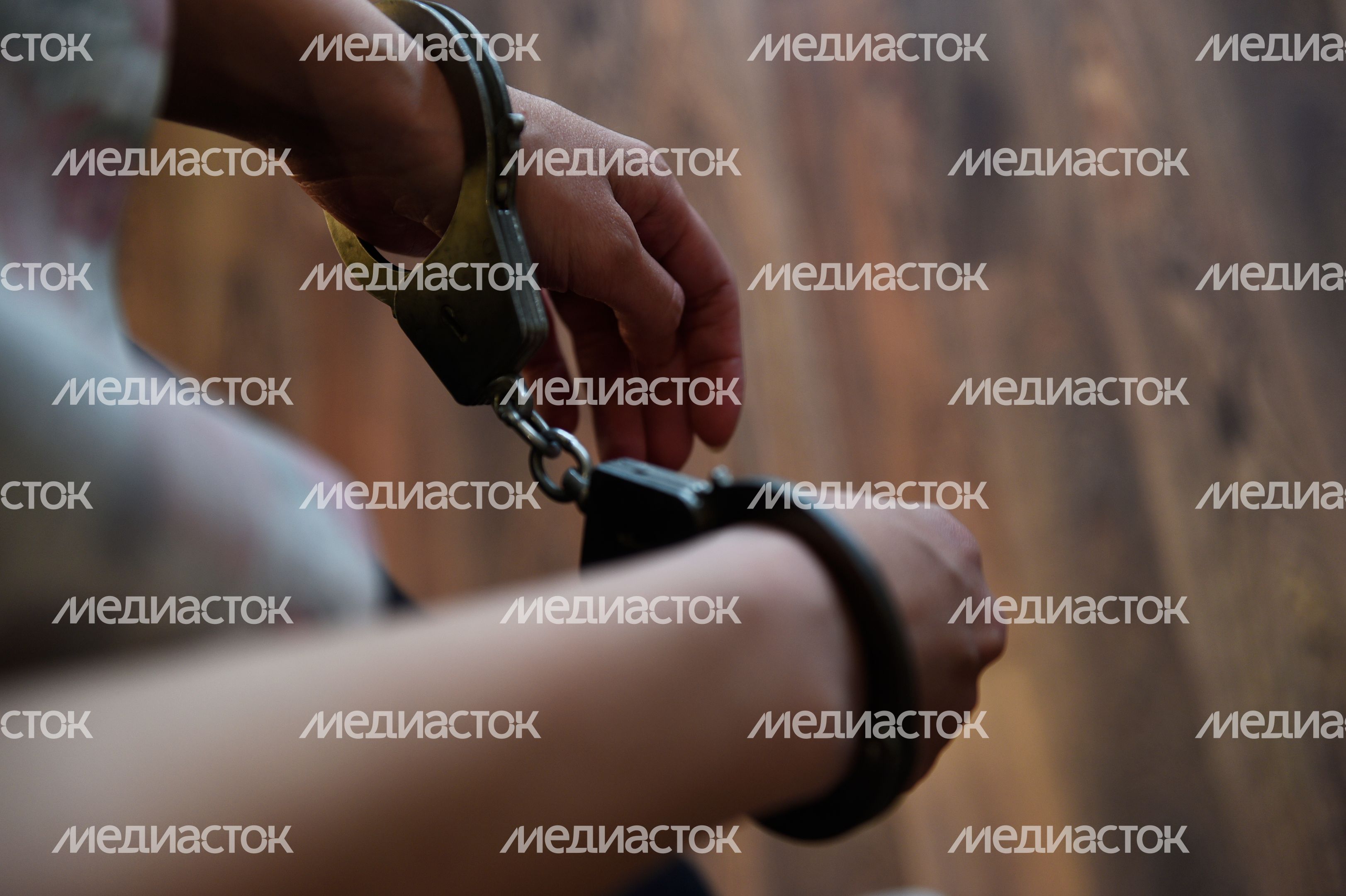 Женщина в наручниках Женщина в наручниках