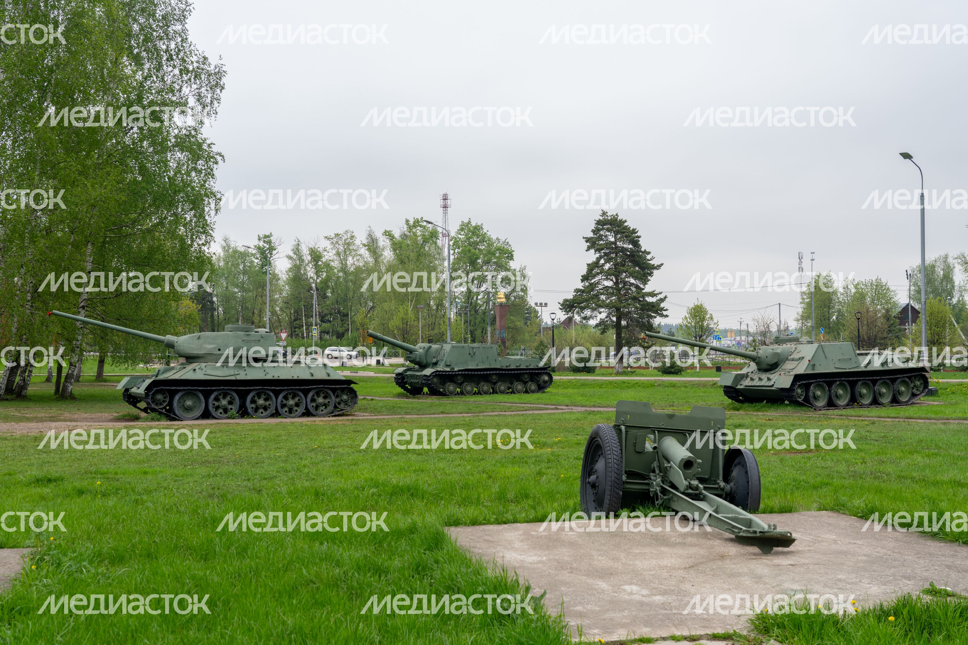 Артиллерийские орудия и танки у Ленино-Снегиревского военно-исторического музея в Ленино округа Истра Артиллерийские орудия и танки у Ленино-Снегиревского военно-исторического музея в Ленино округа Истра
