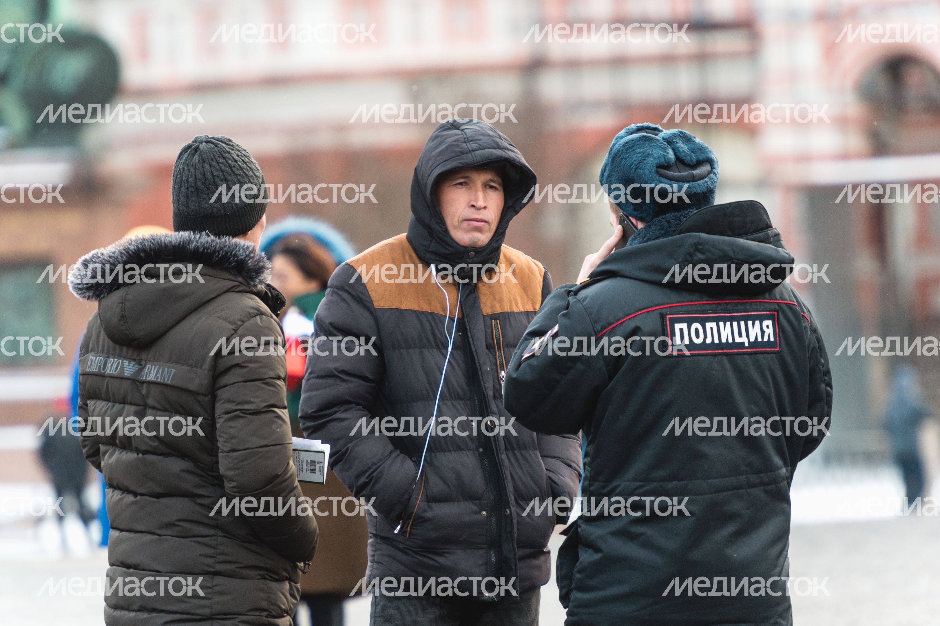 Люди в масках в период эпидемии коронавируса