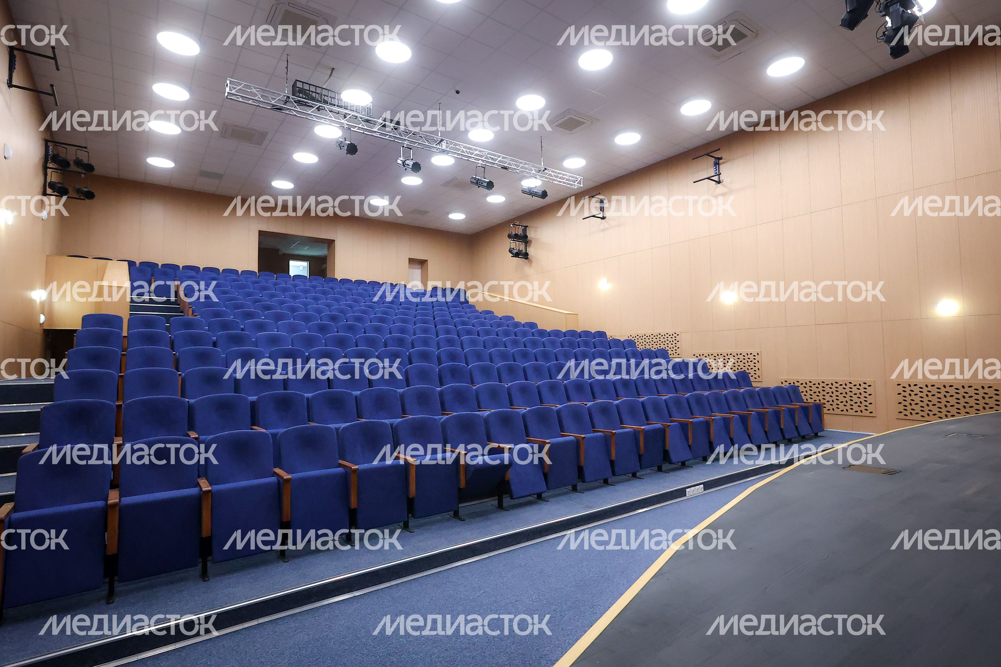 Проверка хода капремонта Центра культуры и творчества «Родники» в Волоколамске Губернатором Подмосковья