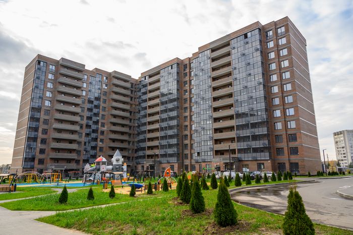 Многоквартирный дом в микрорайоне Авиационный в Домодедово осенью