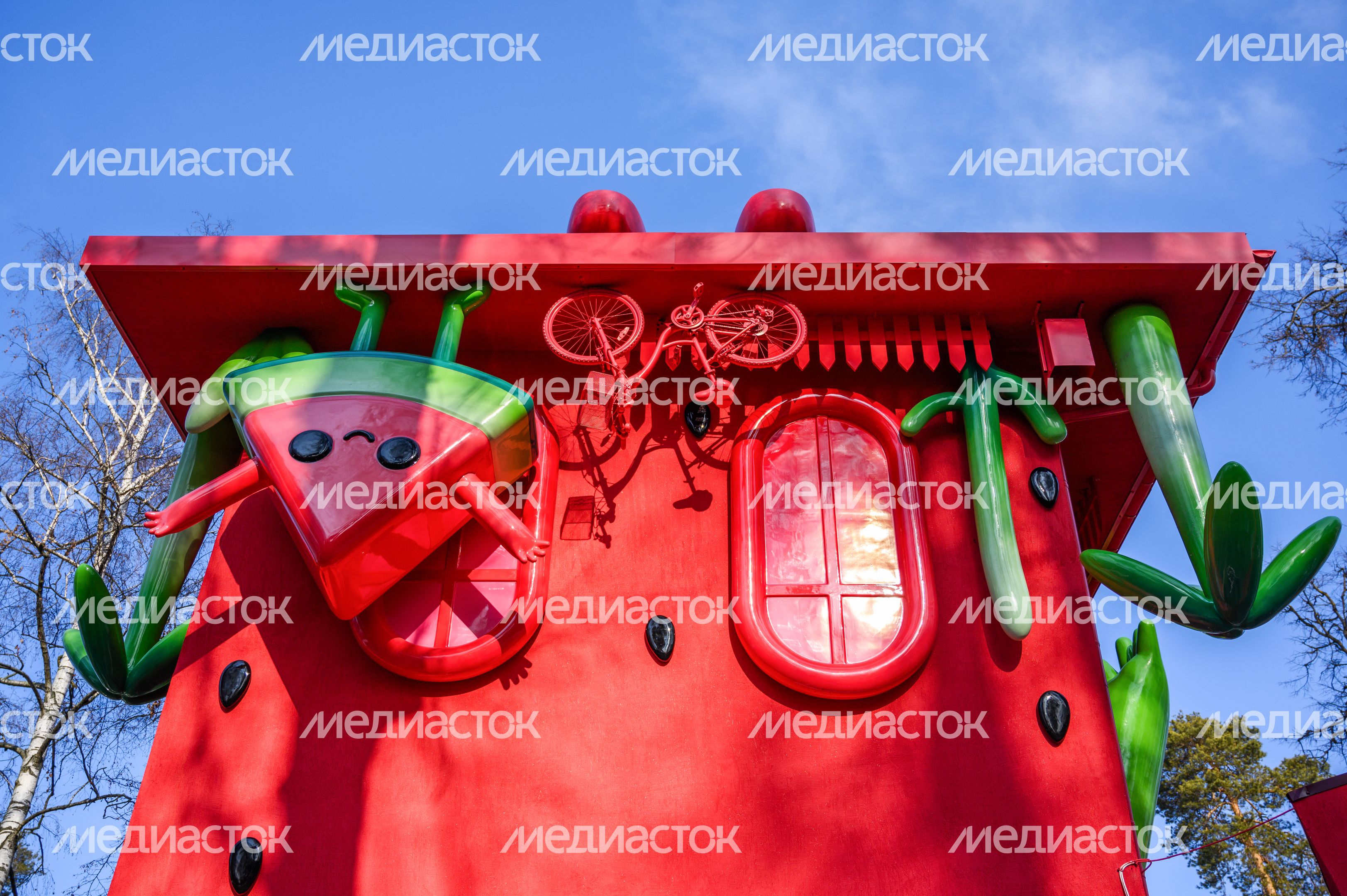 Перевернутый дом в Раменском городском парке культуры и отдыха Перевернутый дом в Раменском городском парке культуры и отдыха