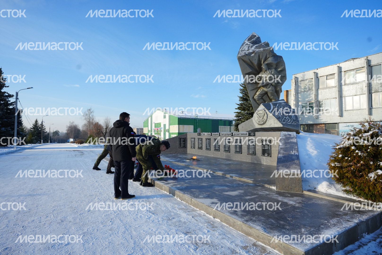 Возложение цветов к мемориалу погибших десантников Губернатором Подмосковья