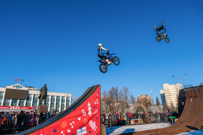 Зимний фристайл-мотокросс от команды FMX13 в Одинцово