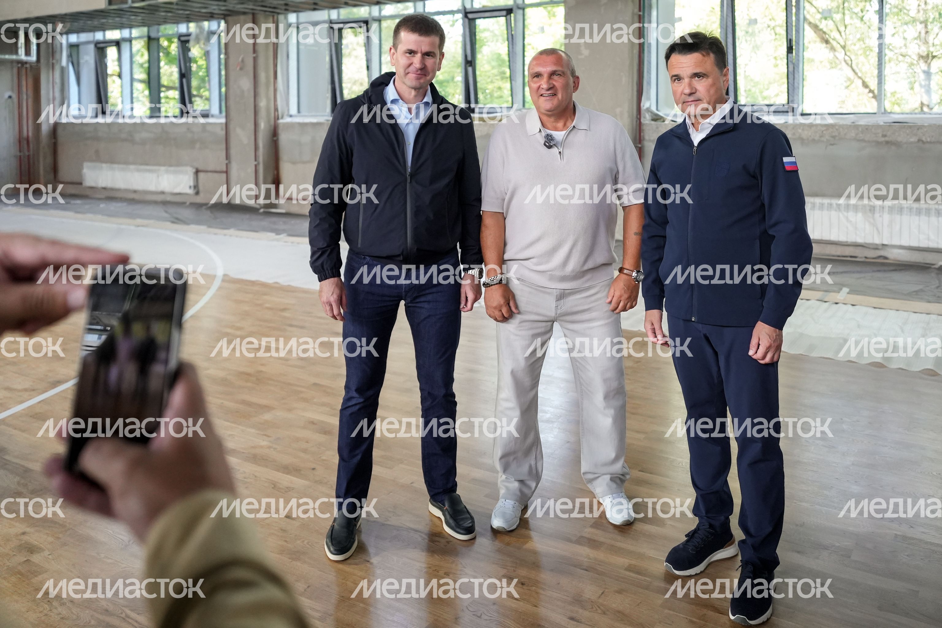 Андрей Воробьев проверил ход работ по реконструкции спортшколы "Феникс" в Ликино-Дулево