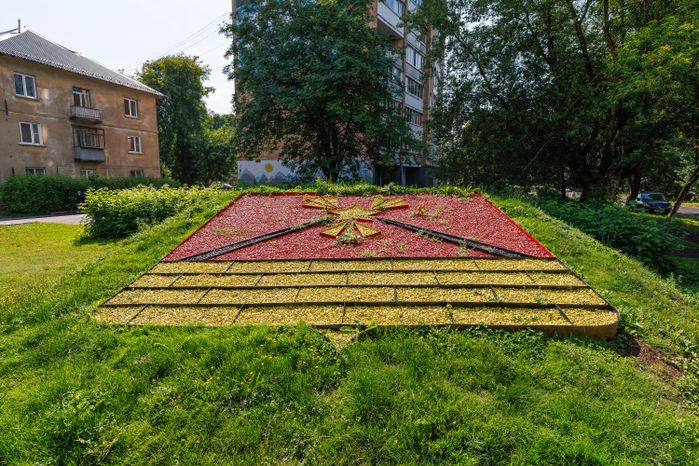 Герб города Электроугли на клумбе