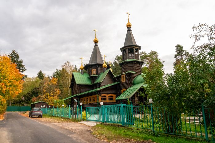 Храм Серафима Саровского в дачном поселке Снегири в Истре