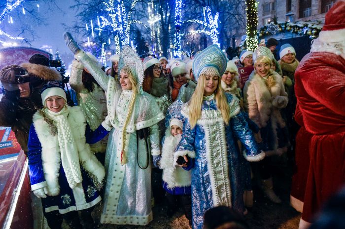 Парад Снегурочек в Москве