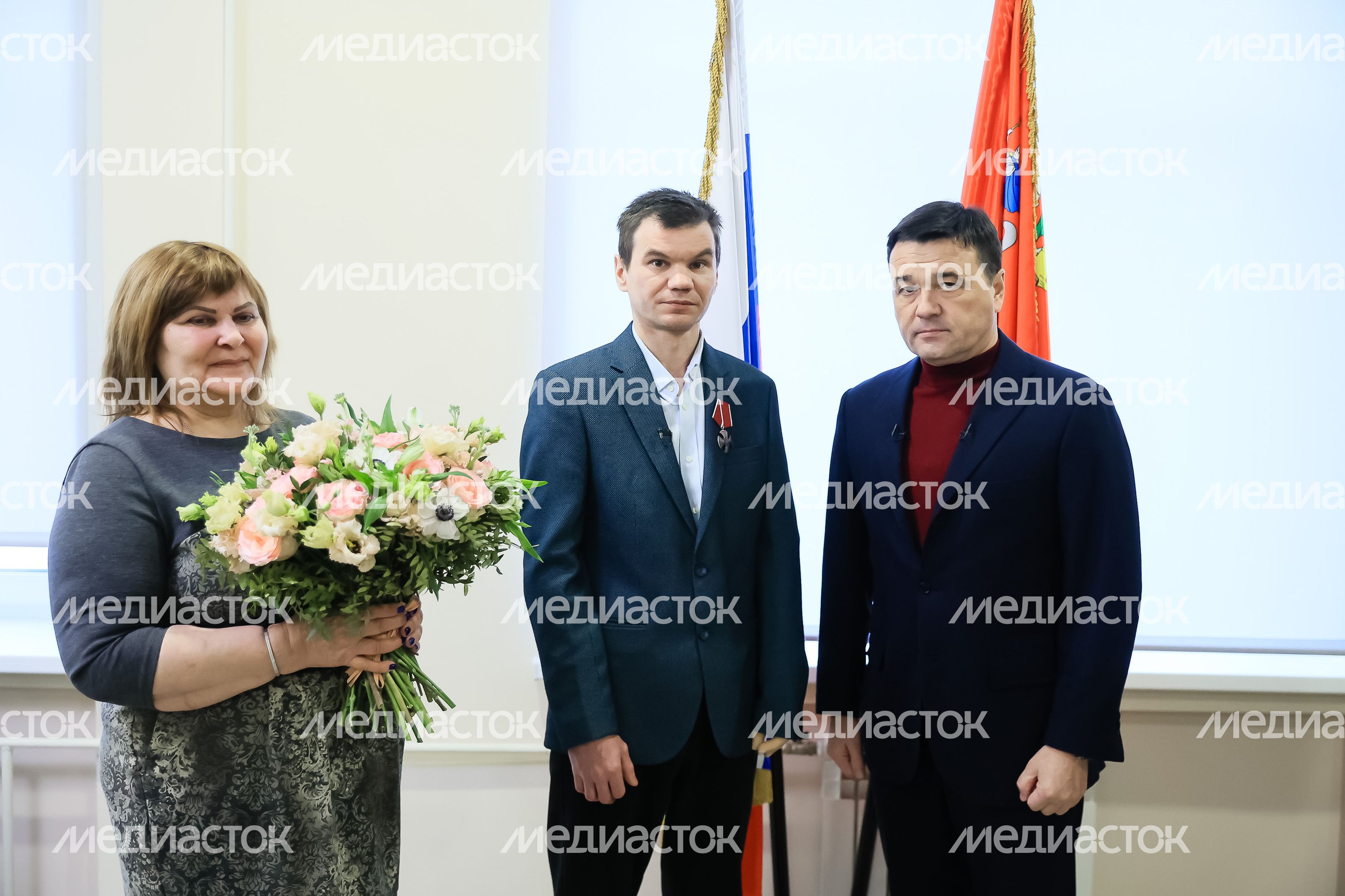Вручение Губернатором Ордена Мужества добровольцу из Подольска