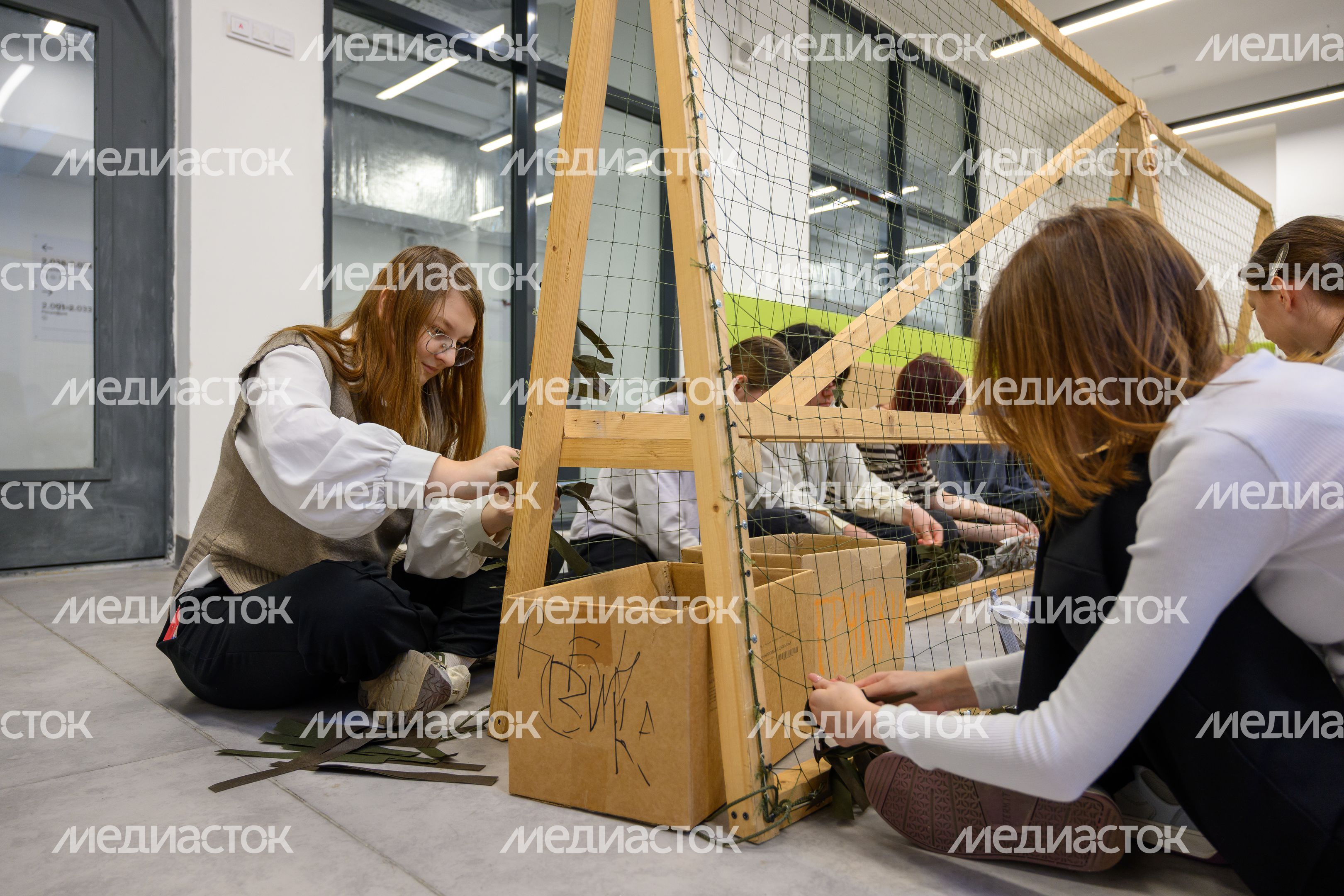Ученики школы «Диалог» в ЖК «Мытищи парк» плетут маскировочные сети Ученики школы «Диалог» в ЖК «Мытищи парк» плетут маскировочные сети