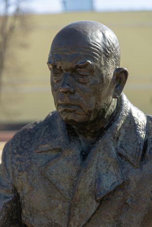 Дубна. Памятник Мещерякову