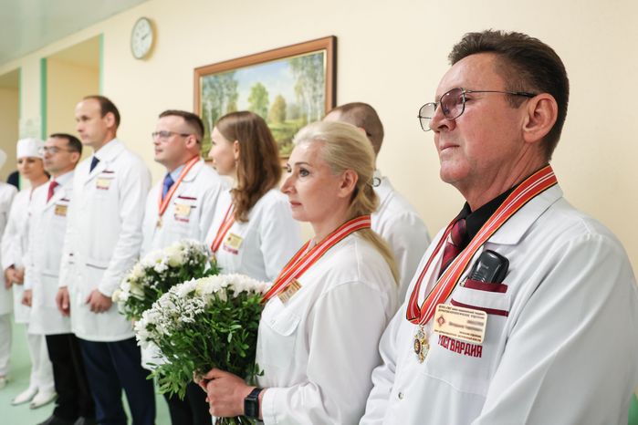 Андрей Воробьев наградил медиков в госпитале Росгвардии в Балашихе