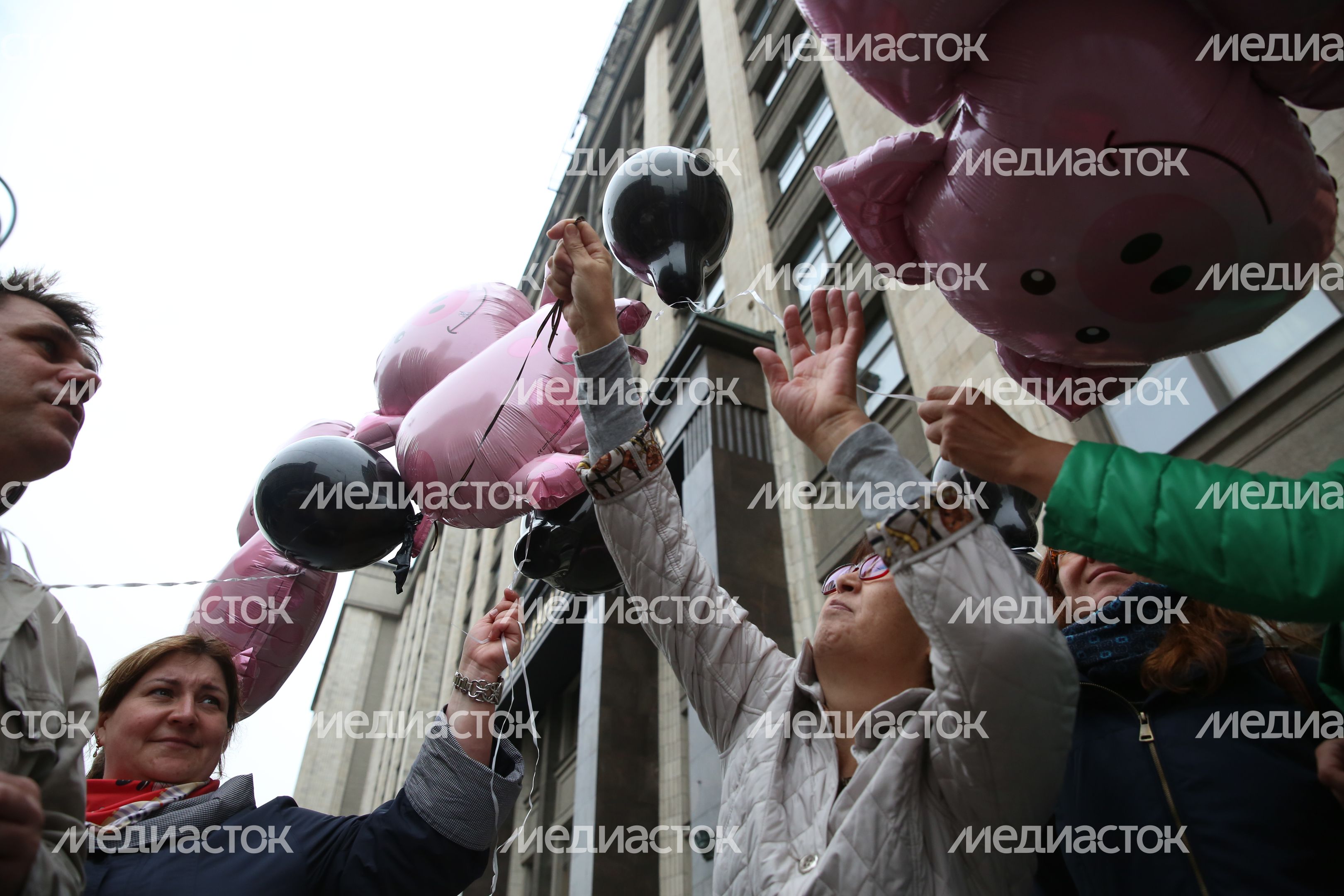 Акция протеста валютных заемщиков у здания Госдумы в Москве