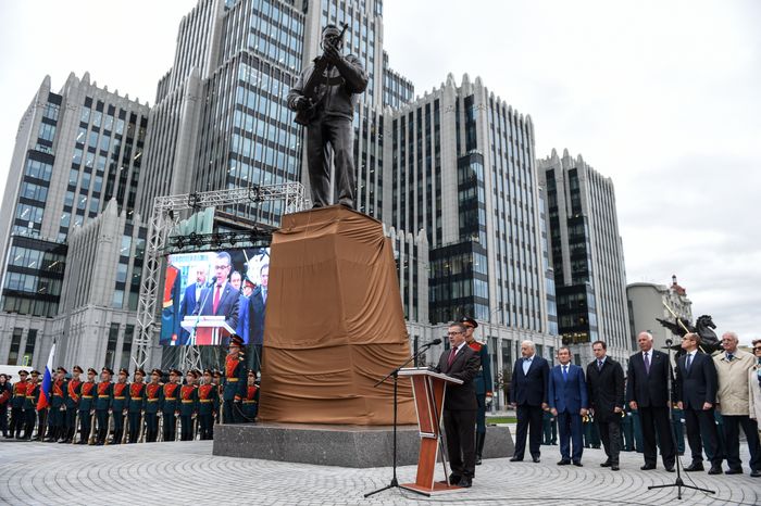 В Москве торжественно открыли памятник Михаилу Калашникову