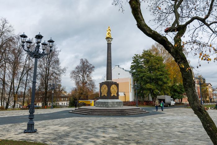 Памятник Екатерине II в сквере Бугрова в Ногинске осенью