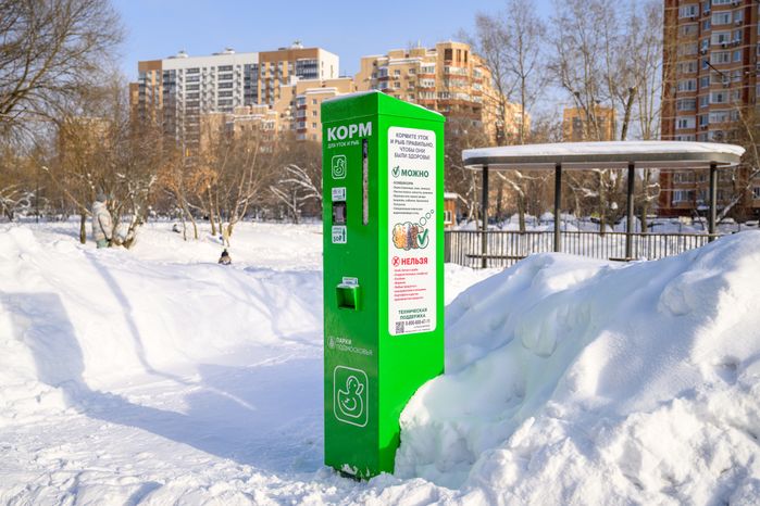 Автомат по продаже корма для уток и рыб на набережной Наташинского парка зимой в Люберцах