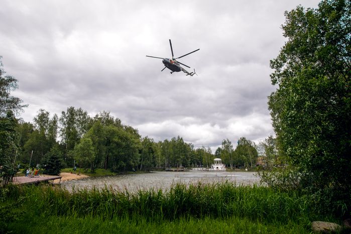 Тренировка эвакуации космонавтов из озера на борт вертолета