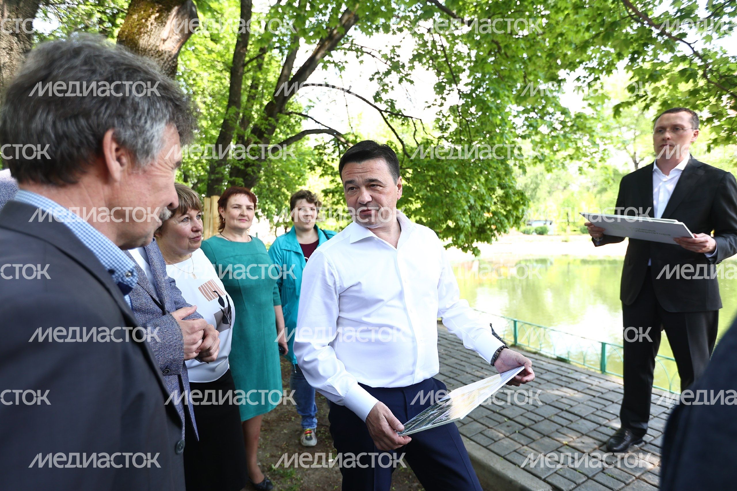 Проверка губернатором Подмосковья хода благоустройства парка усадьбы Крафта в Королеве