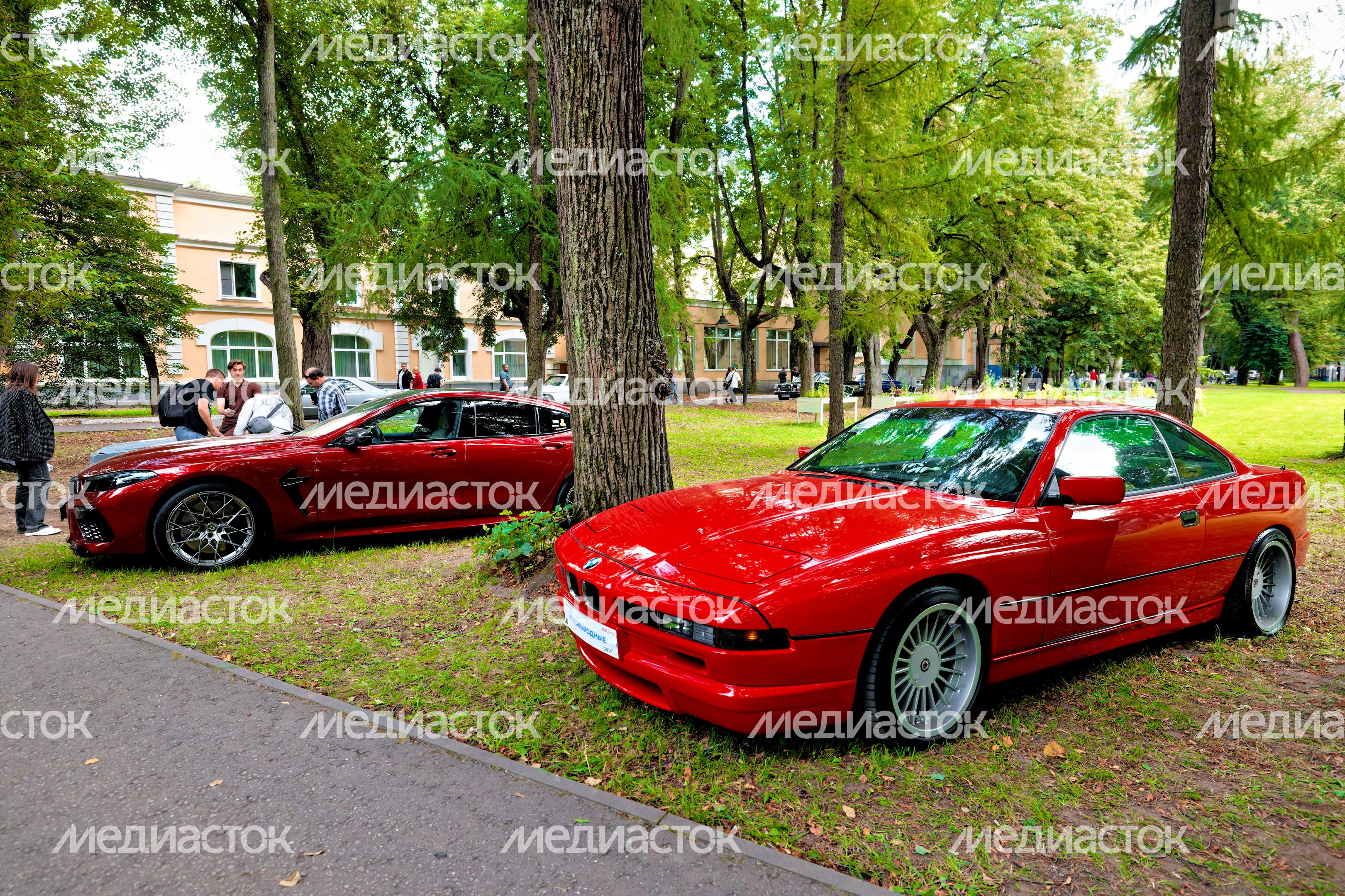 Ретроавтомобили и суперкары на автофестивале «Автовыходные в Архангельском» в округе Красногорск