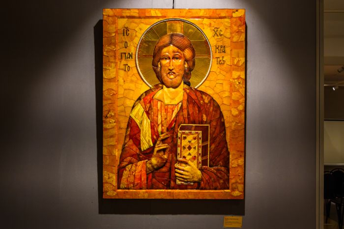 Выставка «Солнечный камень. Янтарь Александра Крылова» в Сергиево-Посадском музее-заповеднике