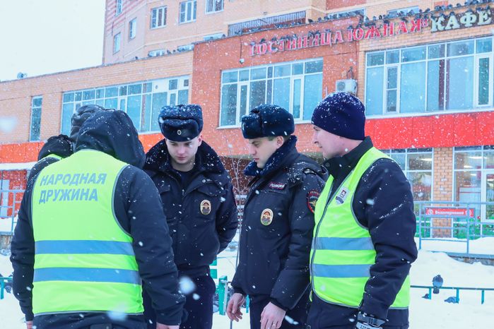 Народные дружинники присоединяются к полицейским для обхода территории