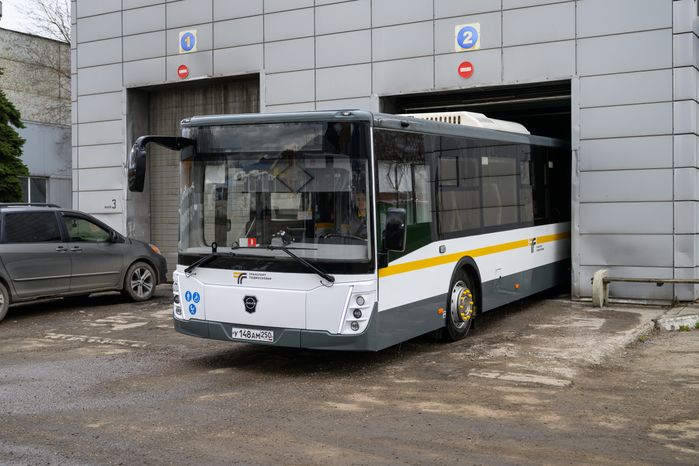 Мойка кузова автобуса перед отправлением в рейс