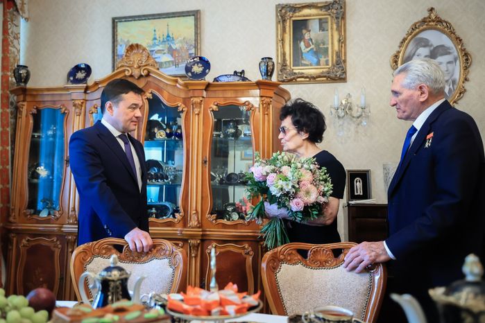 Посещение губернатором космонавта первого отряда
