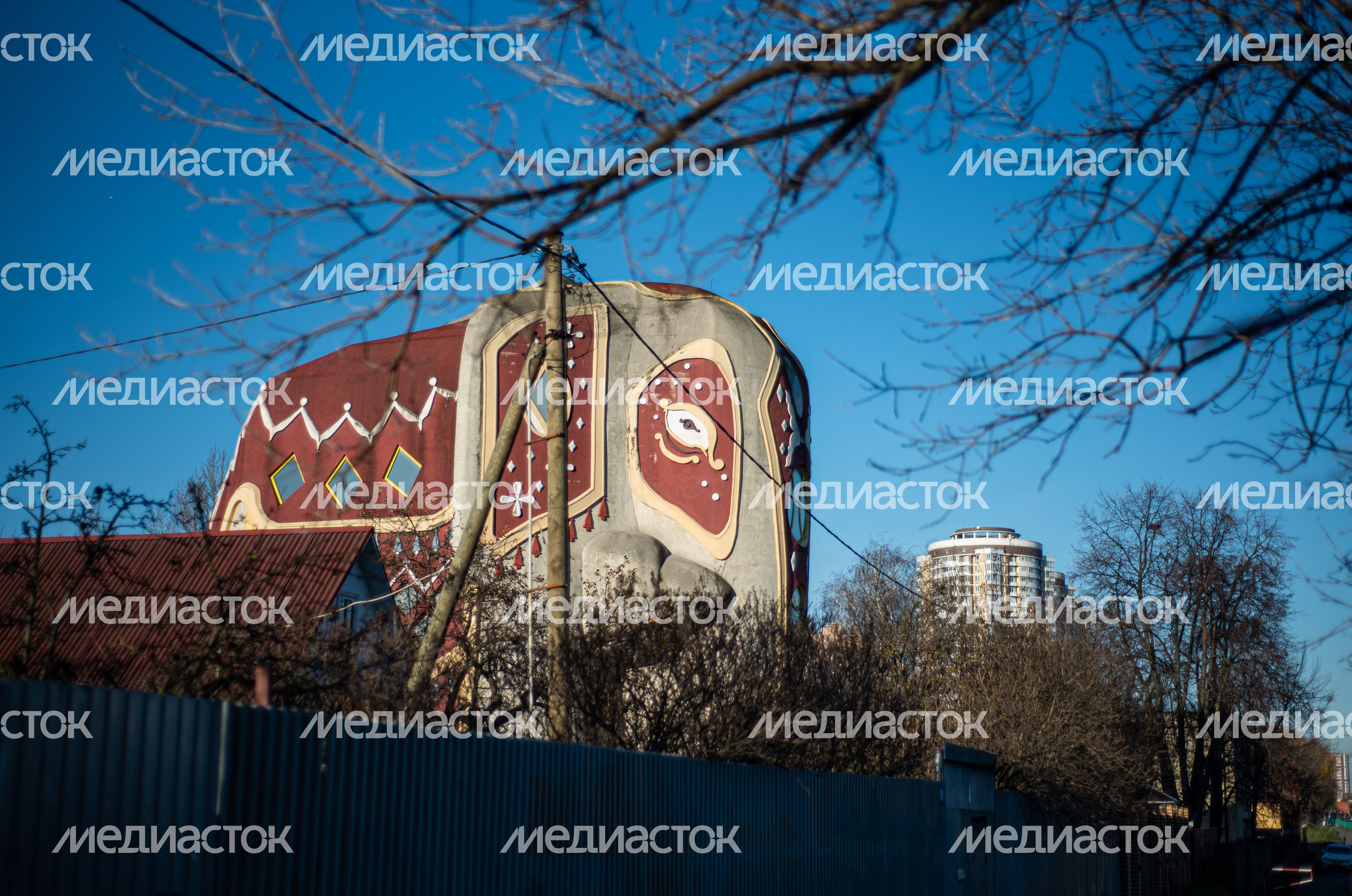 Дом-слон в Подмосковье осенью Дом-слон в Подмосковье осенью