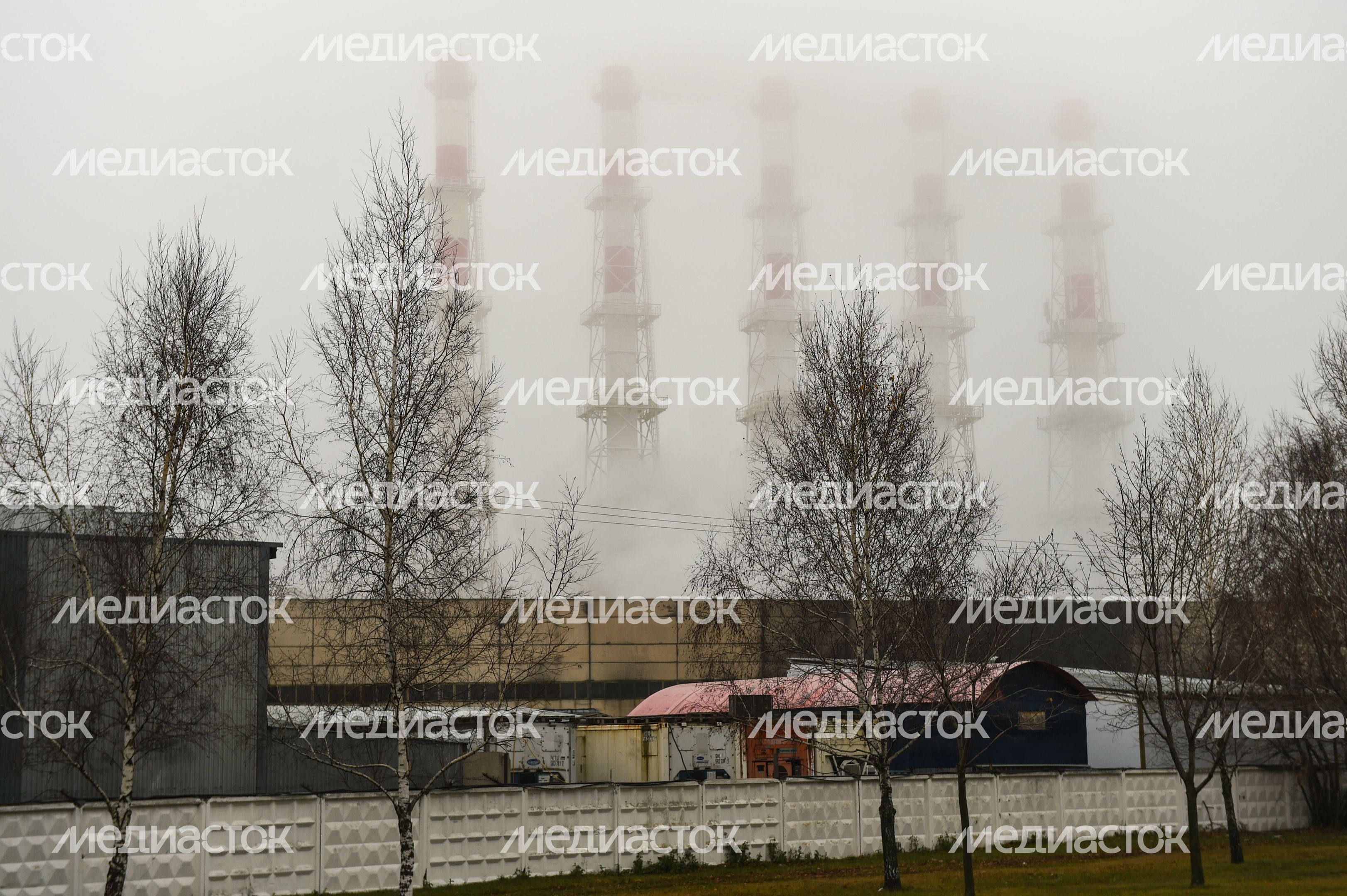 Пожар в складском помещении на улице Маршала Прошлякова в Москве