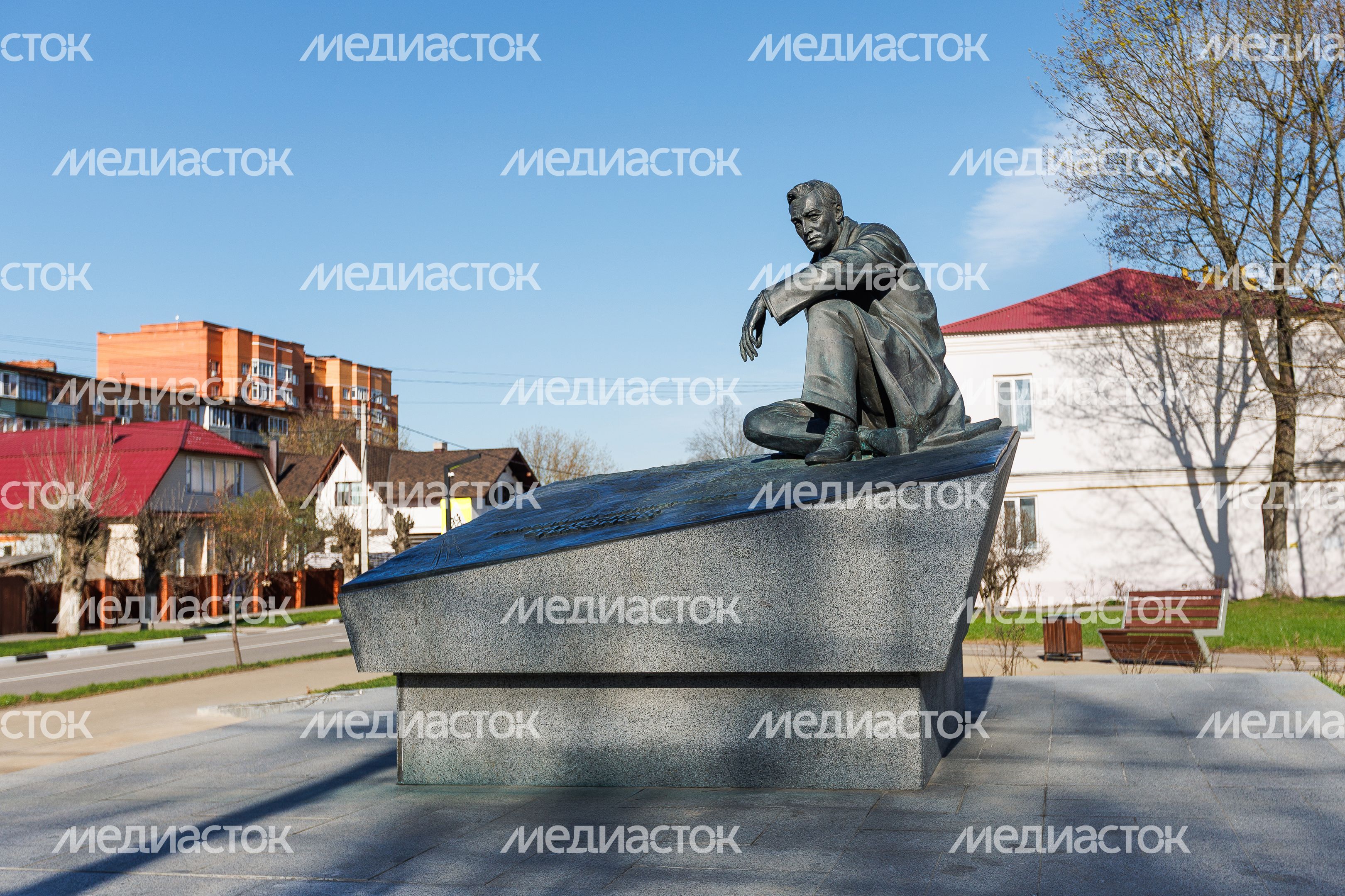 Памятник актеру Вячеславу Тихонову в Павловском Посаде