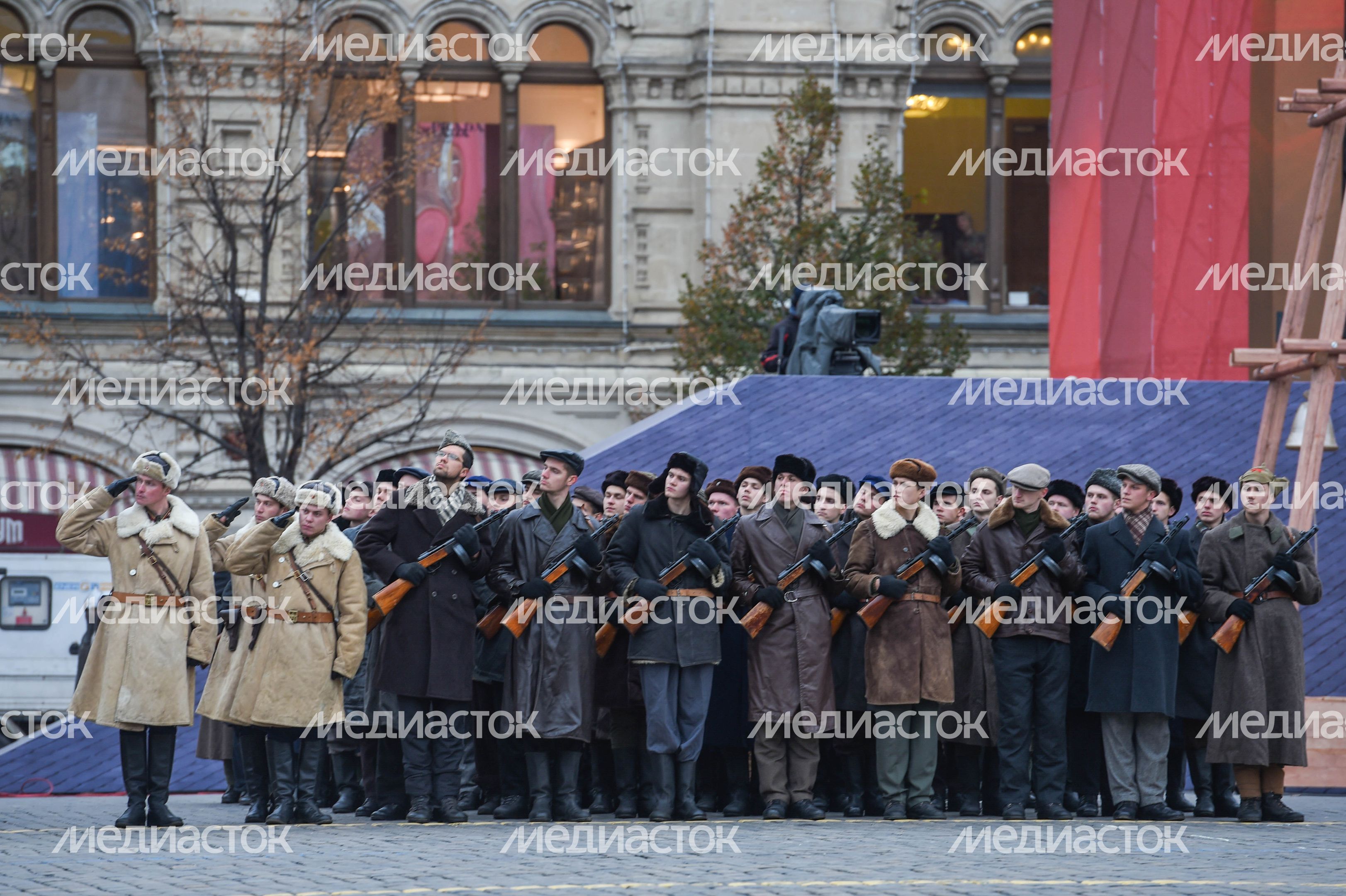 Торжественный марш в честь парада 1941 года на Красной площади в Москве