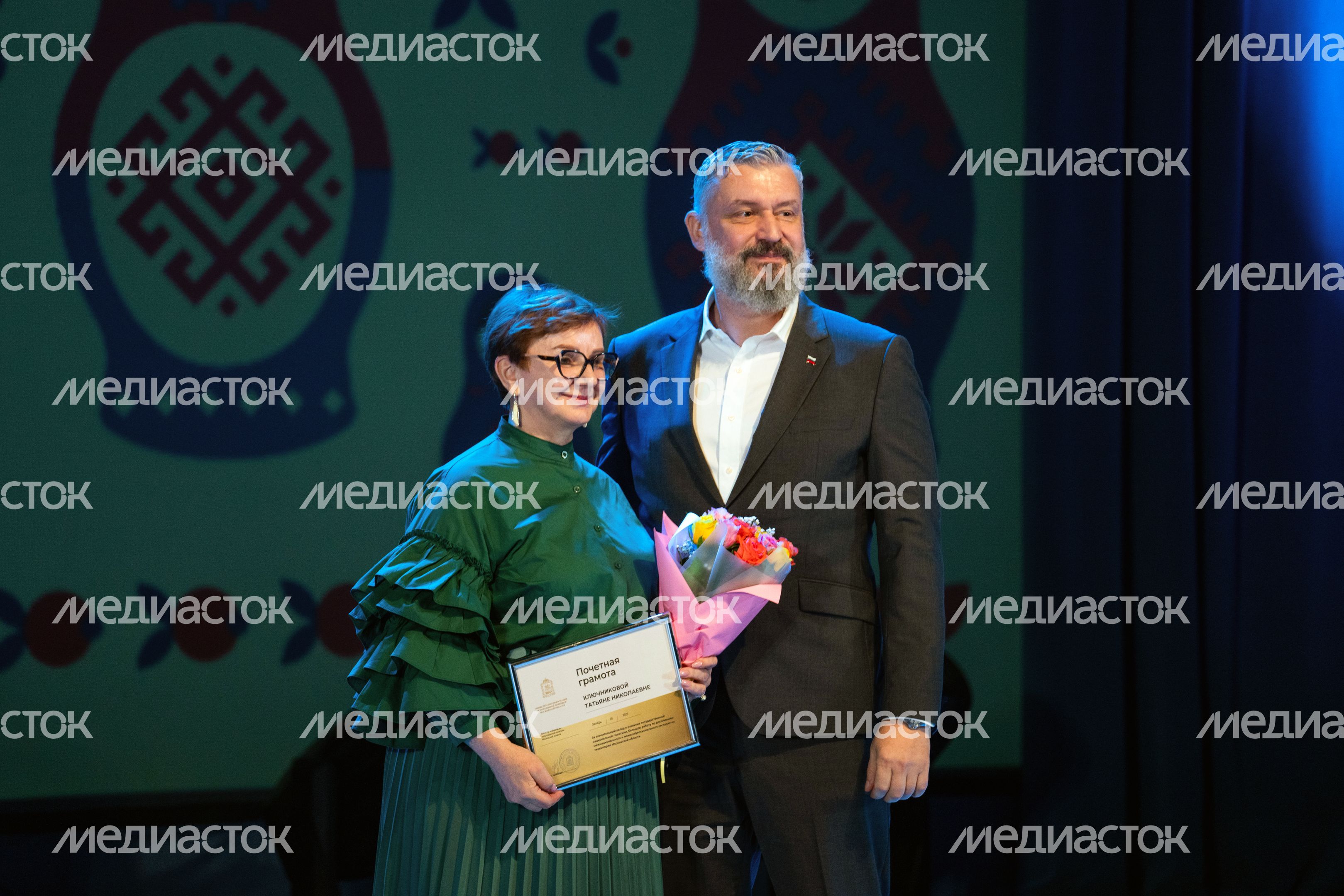 Награждение на сцене ДК «Подмосковье» в Красногорске на фестивале ко Дню народного единства Награждение на сцене ДК «Подмосковье» в Красногорске на фестивале ко Дню народного единства