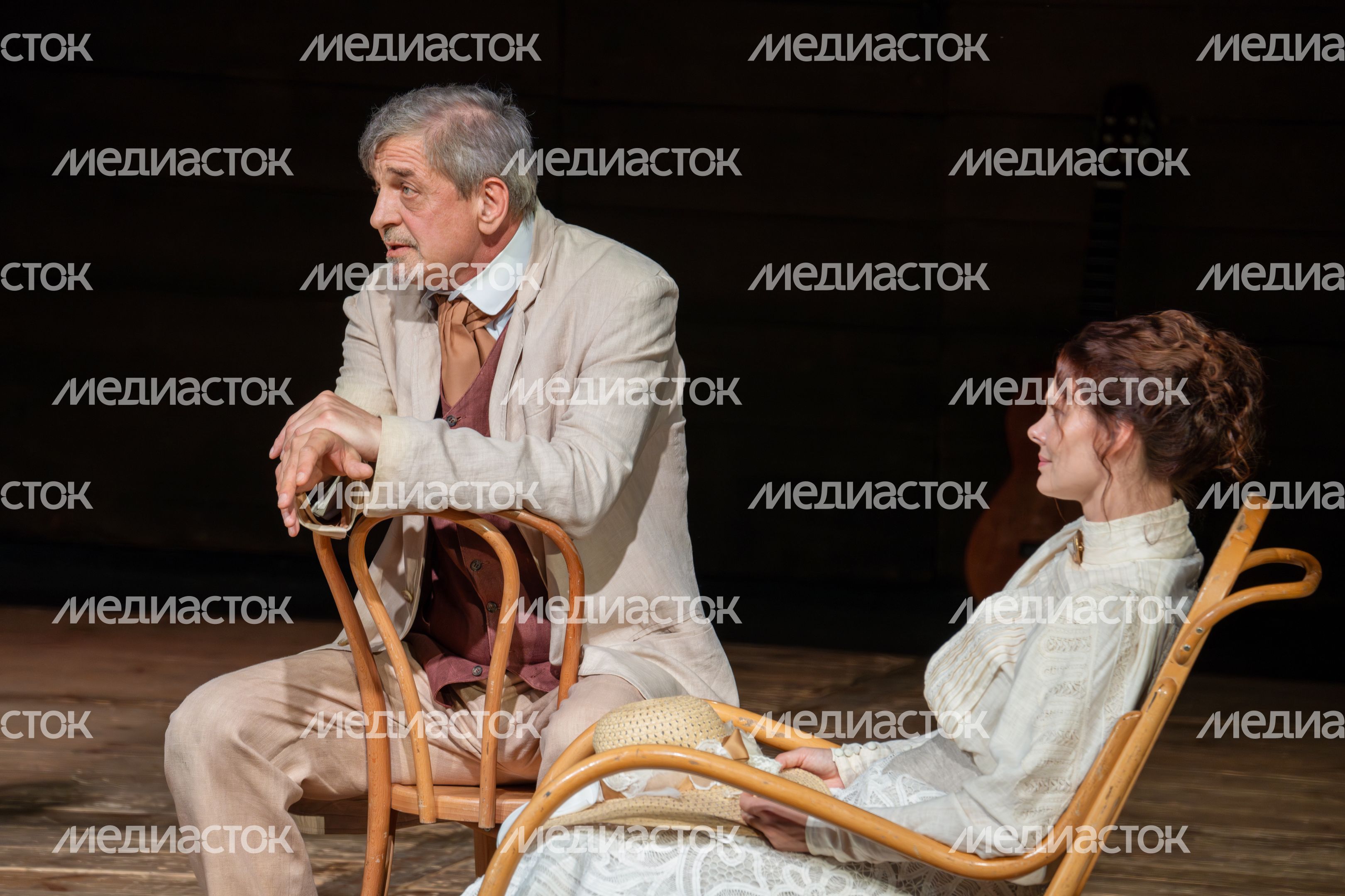 Актеры Сергей Курдышев и Елизавета Боярская в спектакле «Дядя Ваня» Театра Европы на фестивале «Мелиховская весна»