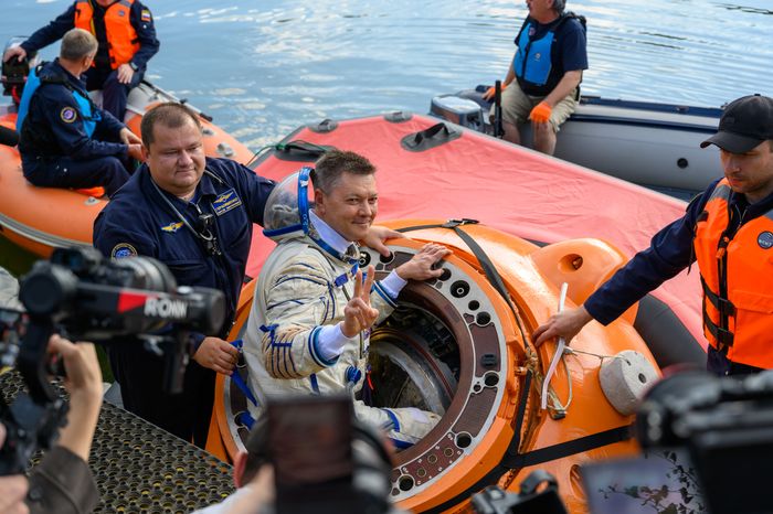 Космонавт Роскосмоса Олег Кононенко на тренировке космонавтов по действиям после посадки на водную поверхность