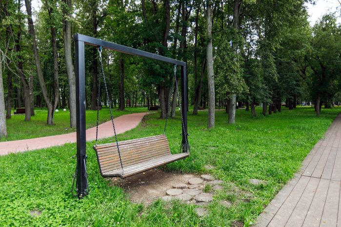 Качели в Лосино-Петровском парке