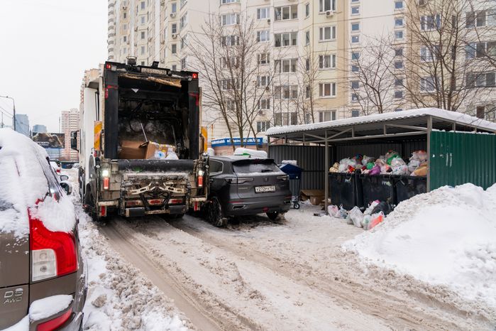 Работа мусоровозов зимой в Красногорске
