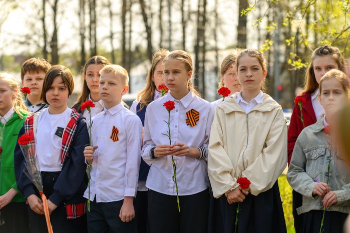 Школьники на возложении цветов у мемориала Великой Отечественной войны в Яхроме
