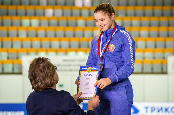 Анна Доморацкая получила диплом за 2 место на чемпионате России по конькобежному спорту в Коломне
