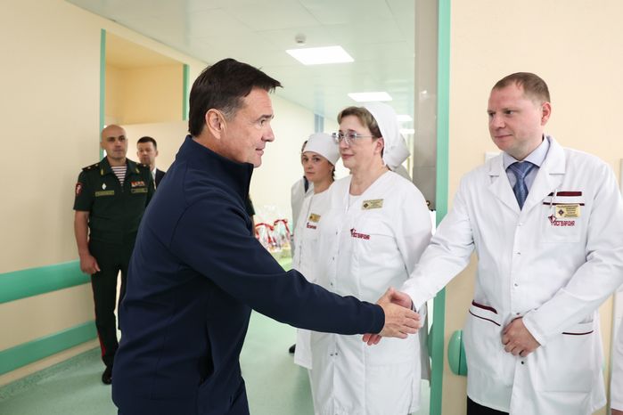 Андрей Воробьев наградил медиков в госпитале Росгвардии в Балашихе