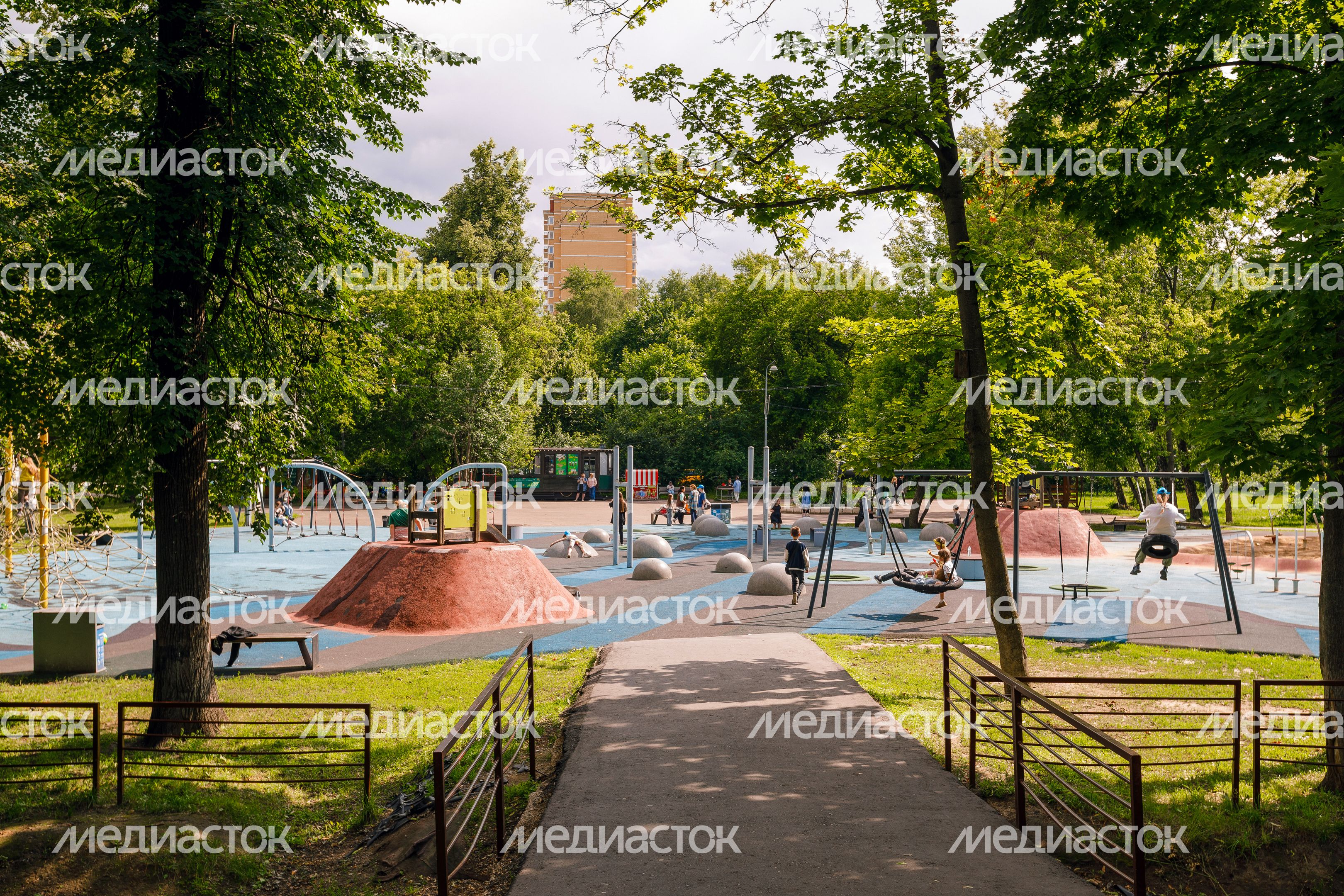 Детская площадка в парке «Костино» в Королеве Детская площадка в парке «Костино» в Королеве