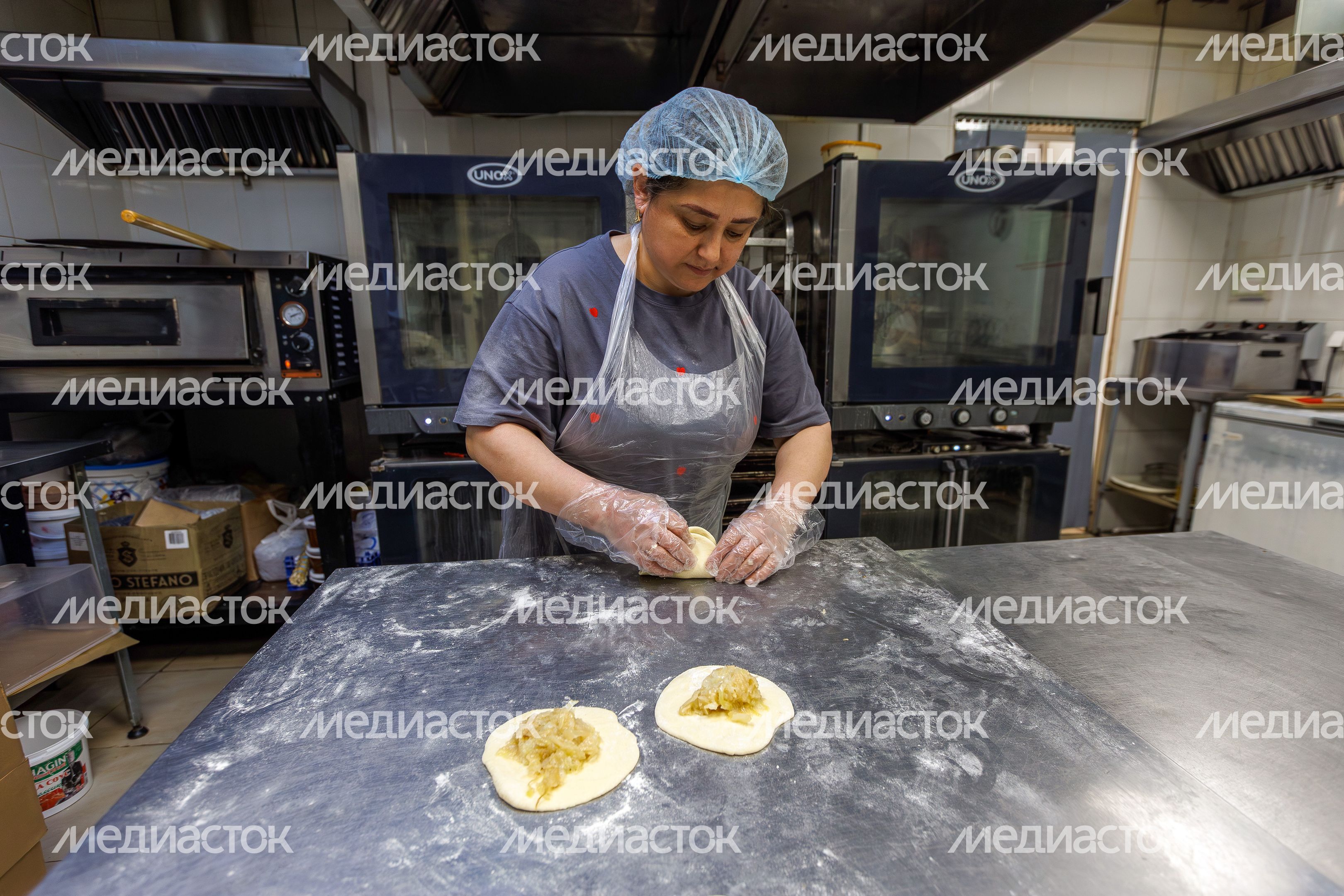 Приготовление пирожков с капустой в пекарне «Машенька» в Красково округа Люберцы Приготовление пирожков с капустой в пекарне «Машенька» в Красково округа Люберцы