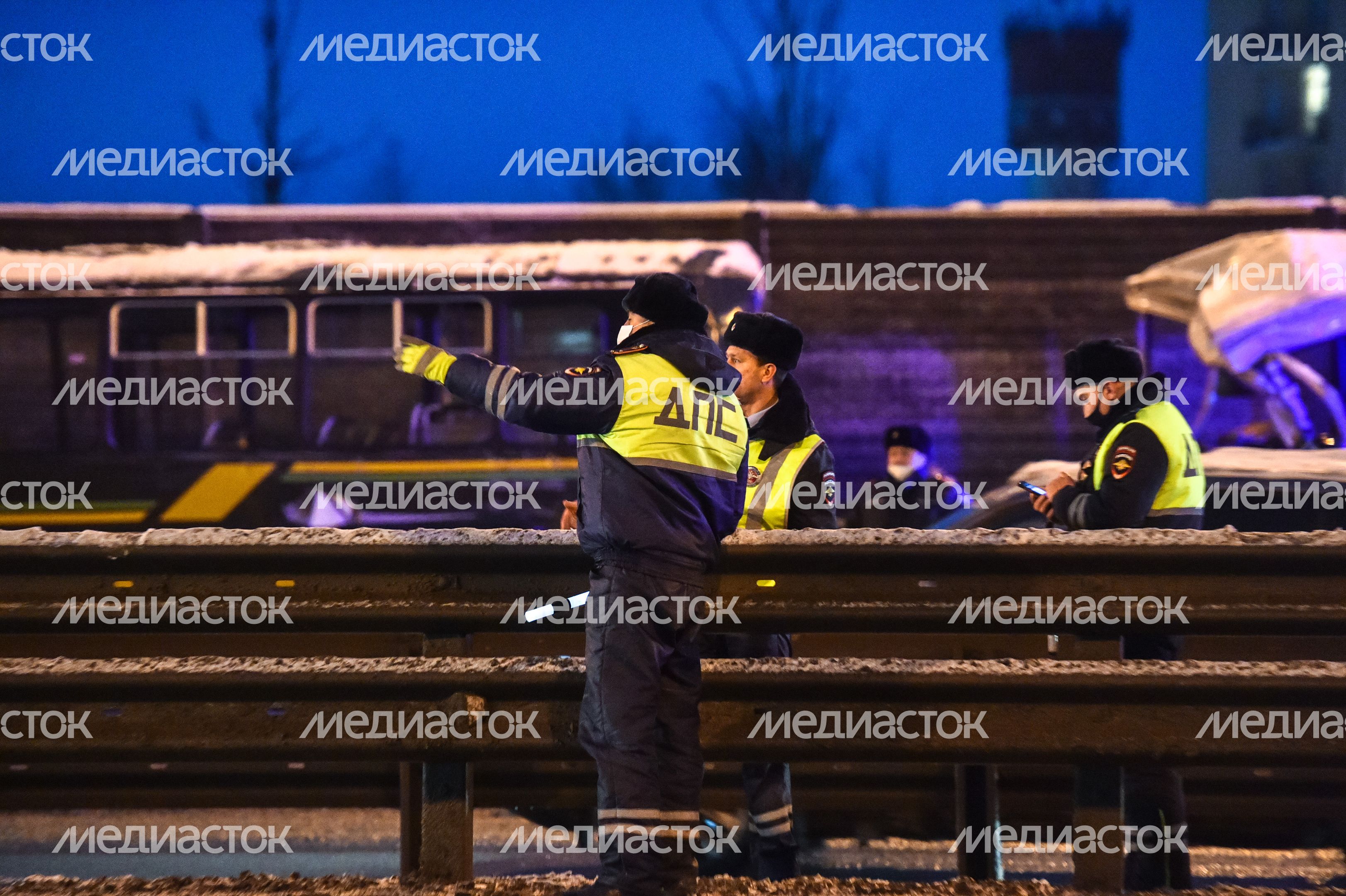 Кадры с места столкновения четырех автобусов и грузовика на Новорижском шоссе в Московской области